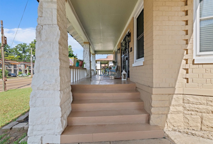 1942 LAMAR AVE, Memphis, Tennessee 38114, 4 Bedroom Bedrooms, 8 Room Rooms,2.1 BathroomBathrooms,Residential,For Sale,LAMAR,0,10229031