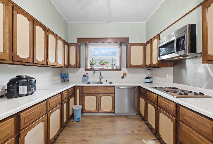 1942 LAMAR AVE, Memphis, Tennessee 38114, 4 Bedroom Bedrooms, 8 Room Rooms,2.1 BathroomBathrooms,Residential,For Sale,LAMAR,0,10229031