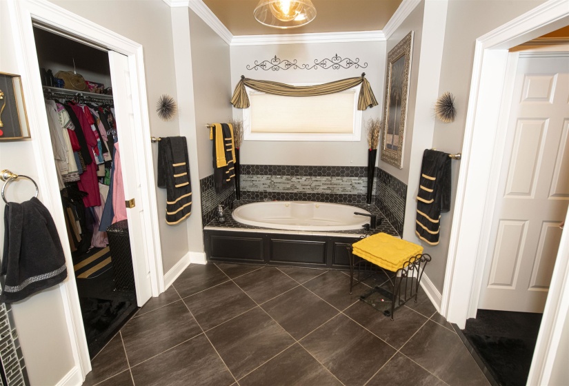100 FOUNDERS LN, Memphis, Tennessee 38103, 4 Bedroom Bedrooms, 8 Room Rooms,3.1 BathroomBathrooms,Residential,For Sale,FOUNDERS,0,10229084