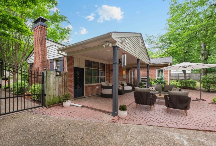 4898 COLE RD, Memphis, Tennessee 38117, 3 Bedroom Bedrooms, 8 Room Rooms,3 BathroomBathrooms,Residential,For Sale,COLE,0,10229122