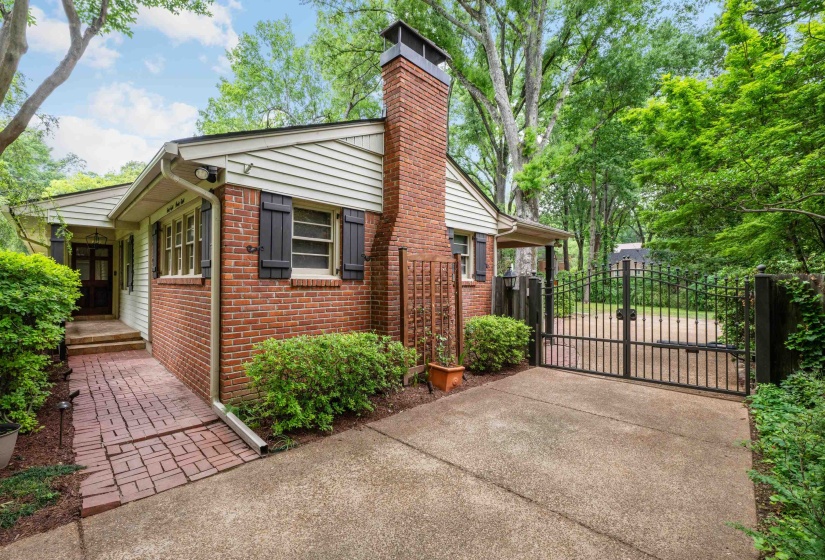 4898 COLE RD, Memphis, Tennessee 38117, 3 Bedroom Bedrooms, 8 Room Rooms,3 BathroomBathrooms,Residential,For Sale,COLE,0,10229122