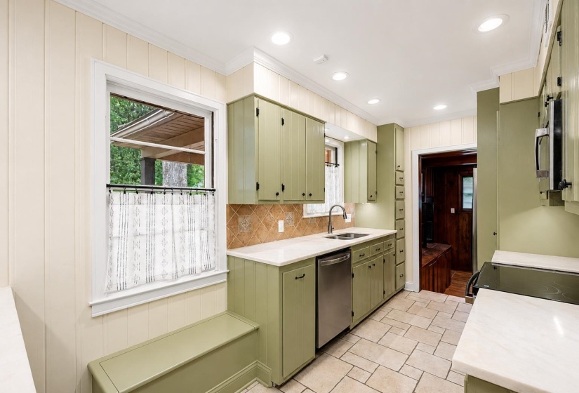 4898 COLE RD, Memphis, Tennessee 38117, 3 Bedroom Bedrooms, 8 Room Rooms,3 BathroomBathrooms,Residential,For Sale,COLE,0,10229122