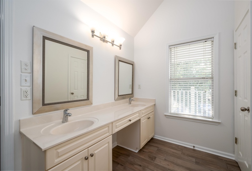 1338 ISLAND PL, Memphis, Tennessee 38103, 3 Bedroom Bedrooms, 7 Room Rooms,2.1 BathroomBathrooms,Residential,For Sale,ISLAND,0,10229177