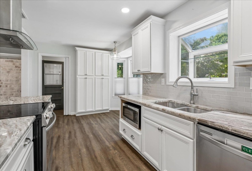 1539 RIVERDALE RD, Germantown, Tennessee 38138, 4 Bedroom Bedrooms, 11 Room Rooms,3 BathroomBathrooms,Residential,For Sale,RIVERDALE,0,10228517