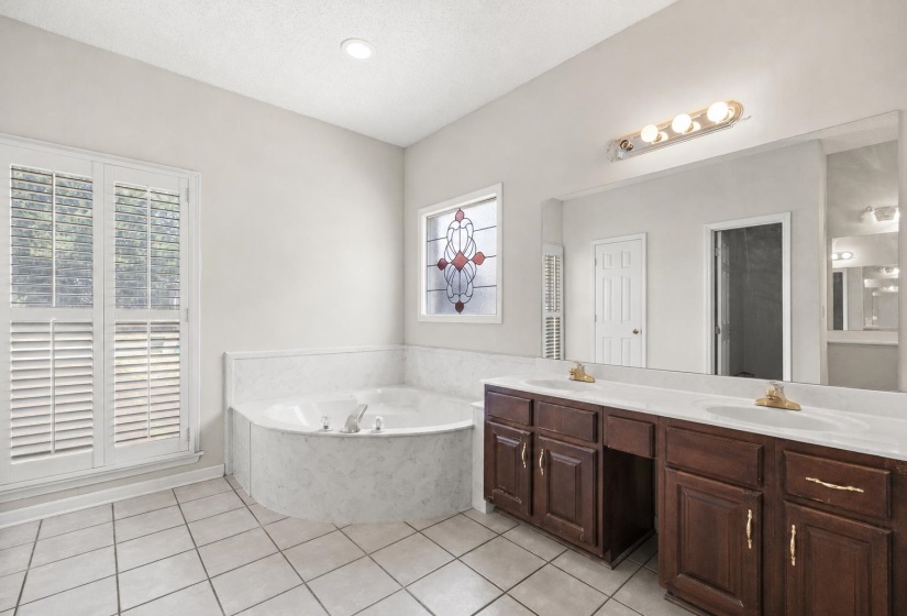 8977 CHIMNEYROCK BLVD, Memphis, Tennessee 38016, 5 Bedroom Bedrooms, 9 Room Rooms,3 BathroomBathrooms,Residential,For Sale,CHIMNEYROCK,0,10229277