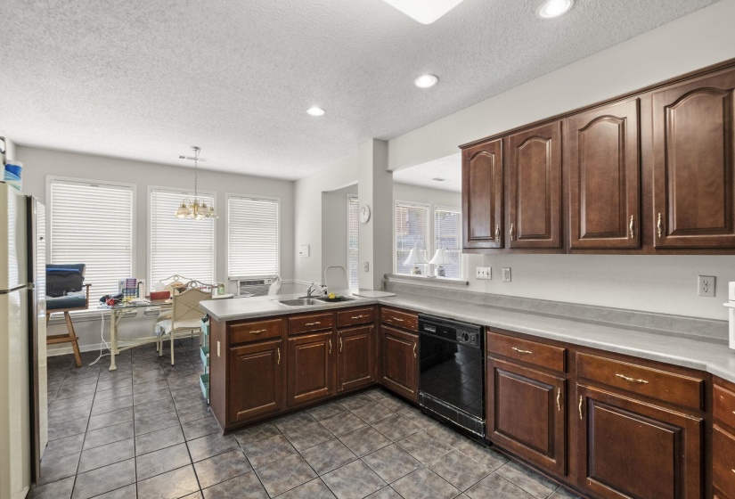 8977 CHIMNEYROCK BLVD, Memphis, Tennessee 38016, 5 Bedroom Bedrooms, 9 Room Rooms,3 BathroomBathrooms,Residential,For Sale,CHIMNEYROCK,0,10229277