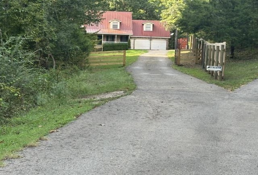 10440 STATE ROUTE 100 HWY, Henderson, Tennessee 38340-8408, 4 Bedroom Bedrooms, 7 Room Rooms,2.1 BathroomBathrooms,Residential,For Sale,STATE ROUTE 100,0,10229294