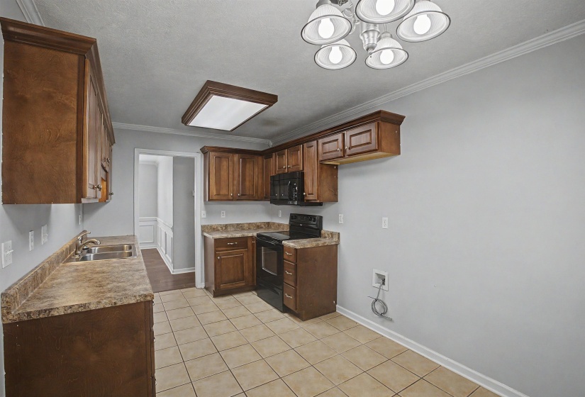9 BROADLEAF CV, Jackson, Tennessee 38305, 3 Bedroom Bedrooms, 9 Room Rooms,2 BathroomBathrooms,Residential,For Sale,BROADLEAF,0,10229296