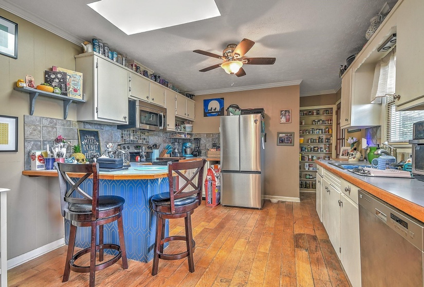 1837 MOUNTAIN VIEW AVE, Other, Tennessee 37664, 4 Bedroom Bedrooms, 8 Room Rooms,2.1 BathroomBathrooms,Residential,For Sale,MOUNTAIN VIEW,0,10229302