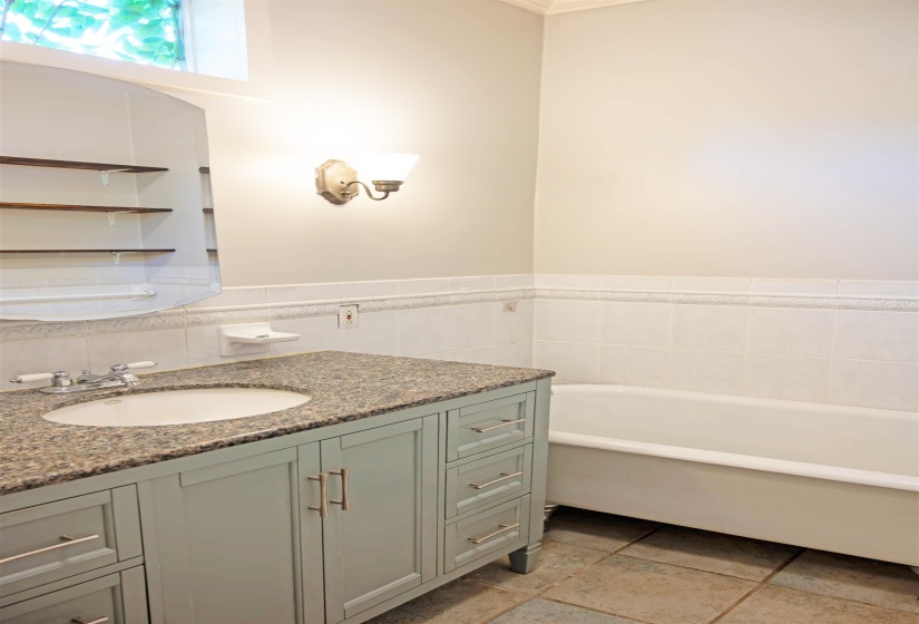 1971 VINTON AVE, Memphis, Tennessee 38104, 5 Bedroom Bedrooms, 8 Room Rooms,2 BathroomBathrooms,Residential,For Sale,VINTON,0,10229325