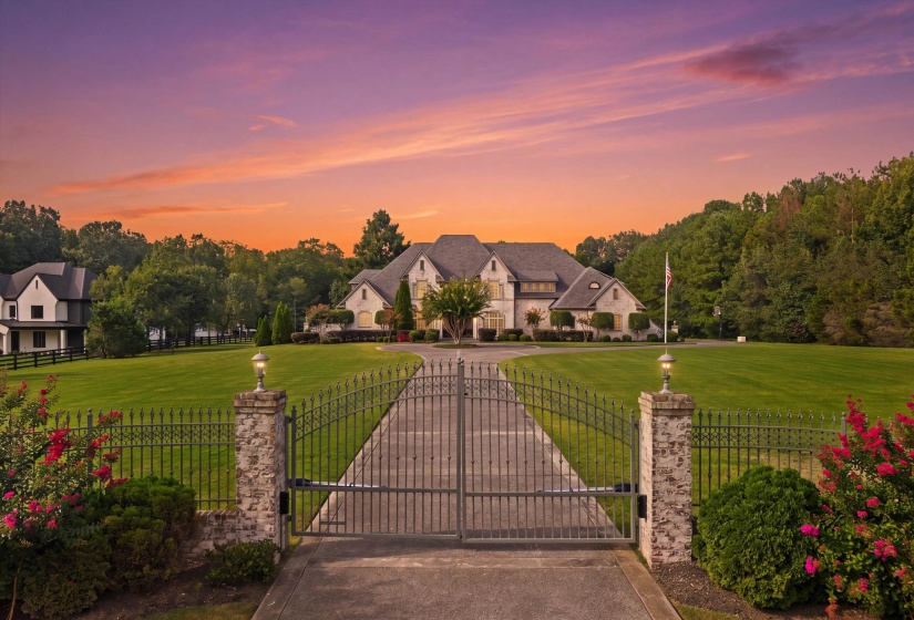 8676 OLD CREEK RD, Unincorporated, Tennessee 38125, 5 Bedroom Bedrooms, 14 Room Rooms,4.2 BathroomBathrooms,Residential,For Sale,OLD CREEK,0,10229334