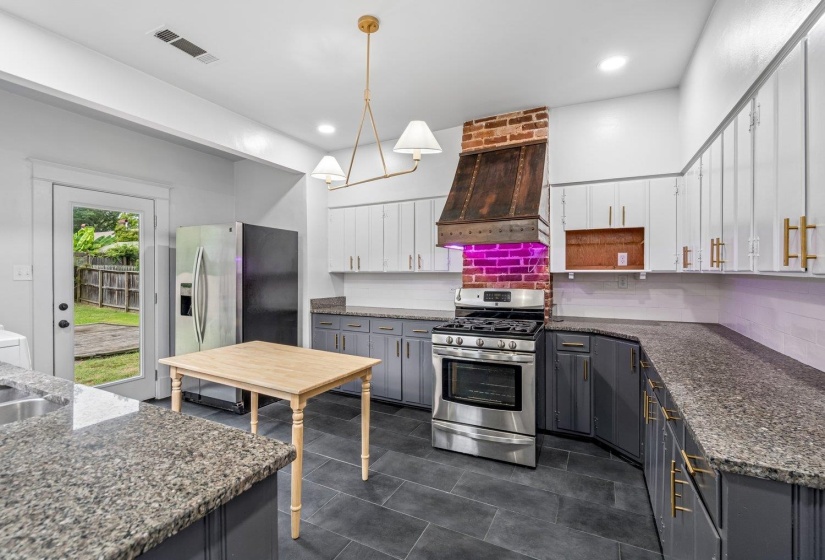 2095 WASHINGTON AVE, Memphis, Tennessee 38104, 2 Bedroom Bedrooms, 5 Room Rooms,1 BathroomBathrooms,Rental Properties,For Sale,WASHINGTON,0,10229401