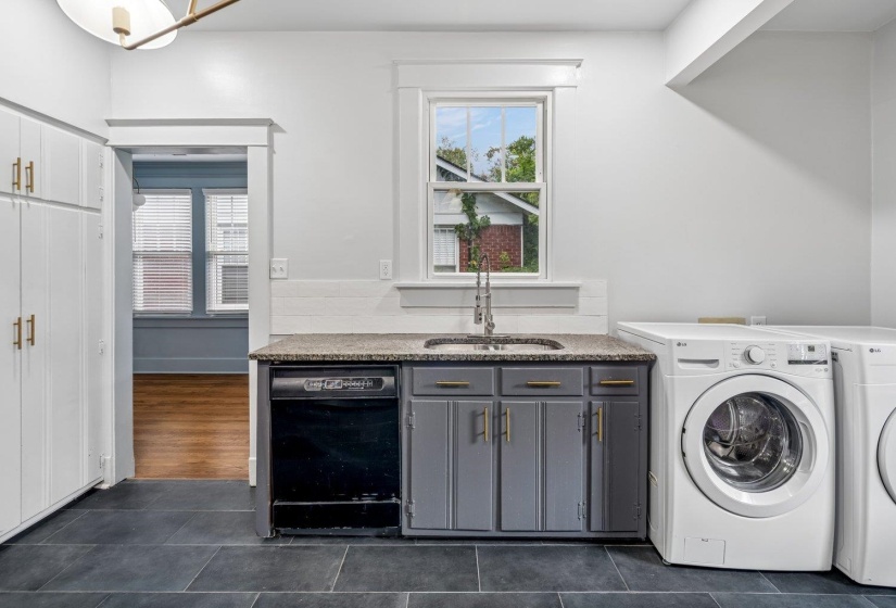 2095 WASHINGTON AVE, Memphis, Tennessee 38104, 2 Bedroom Bedrooms, 5 Room Rooms,1 BathroomBathrooms,Rental Properties,For Sale,WASHINGTON,0,10229401