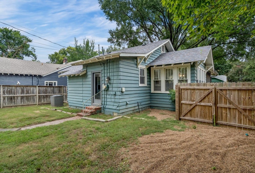 2095 WASHINGTON AVE, Memphis, Tennessee 38104, 2 Bedroom Bedrooms, 5 Room Rooms,1 BathroomBathrooms,Rental Properties,For Sale,WASHINGTON,0,10229401