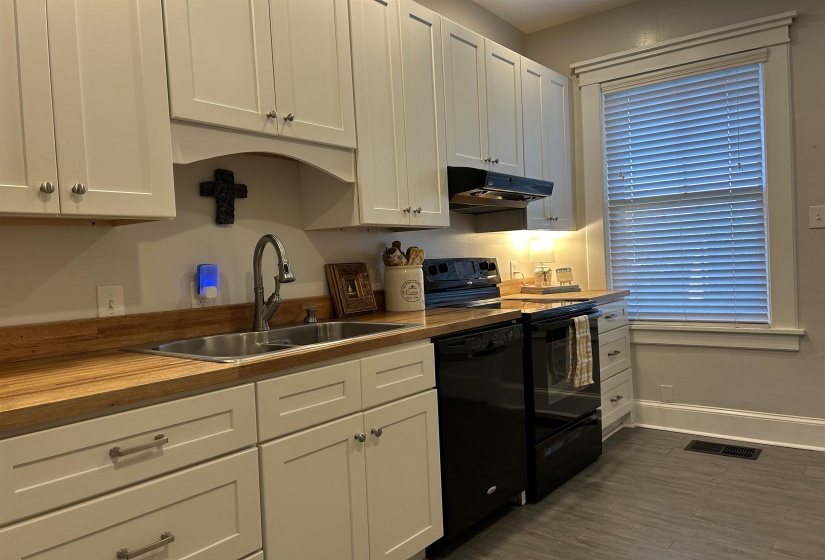 449 GARLAND ST, Memphis, Tennessee 38104, 4 Bedroom Bedrooms, 10 Room Rooms,2 BathroomBathrooms,Residential,For Sale,GARLAND,0,10229400