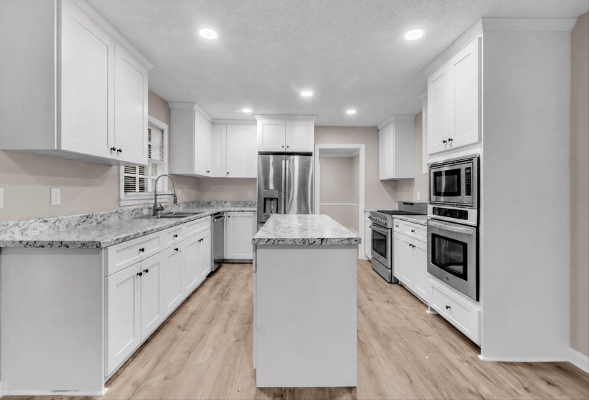 2355 HUNTINGTON FWY, Memphis, Tennessee 38016, 5 Bedroom Bedrooms, 9 Room Rooms,2.1 BathroomBathrooms,Residential,For Sale,HUNTINGTON,0,10229462