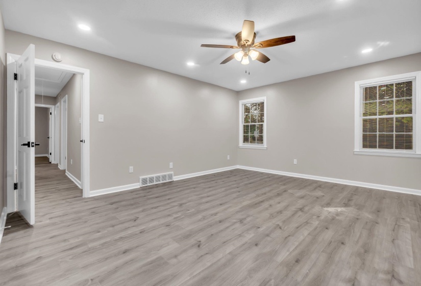 2355 HUNTINGTON FWY, Memphis, Tennessee 38016, 5 Bedroom Bedrooms, 9 Room Rooms,2.1 BathroomBathrooms,Residential,For Sale,HUNTINGTON,0,10229462