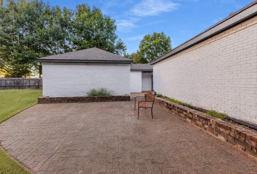 2355 HUNTINGTON FWY, Memphis, Tennessee 38016, 5 Bedroom Bedrooms, 9 Room Rooms,2.1 BathroomBathrooms,Residential,For Sale,HUNTINGTON,0,10229462
