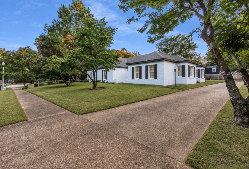 2355 HUNTINGTON FWY, Memphis, Tennessee 38016, 5 Bedroom Bedrooms, 9 Room Rooms,2.1 BathroomBathrooms,Residential,For Sale,HUNTINGTON,0,10229462