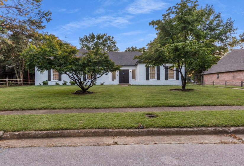2355 HUNTINGTON FWY, Memphis, Tennessee 38016, 5 Bedroom Bedrooms, 9 Room Rooms,2.1 BathroomBathrooms,Residential,For Sale,HUNTINGTON,0,10229462