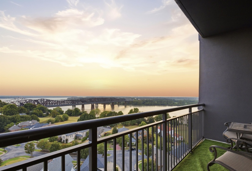 717 RIVERSIDE DR, Memphis, Tennessee 38103, 3 Bedroom Bedrooms, 7 Room Rooms,2.1 BathroomBathrooms,Residential,For Sale,RIVERSIDE,0,10229464