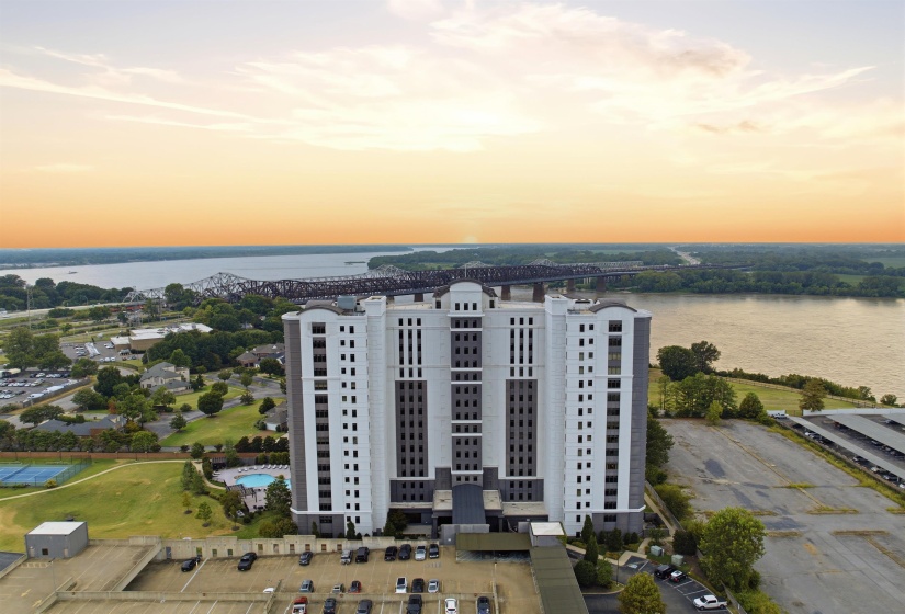 717 RIVERSIDE DR, Memphis, Tennessee 38103, 3 Bedroom Bedrooms, 7 Room Rooms,2.1 BathroomBathrooms,Residential,For Sale,RIVERSIDE,0,10229464