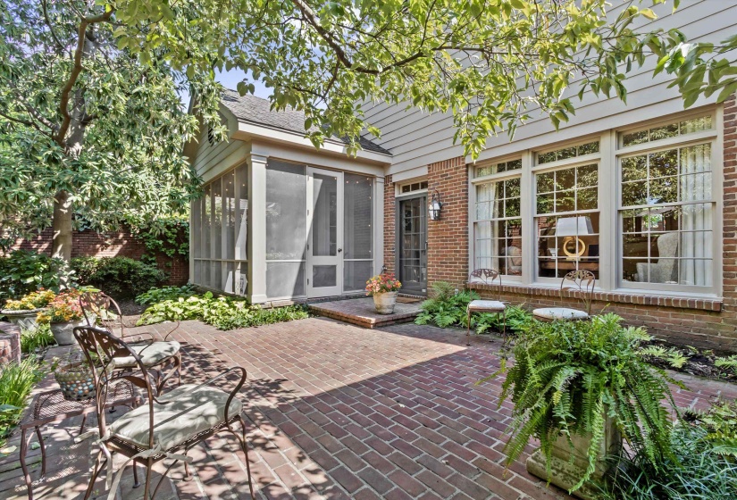 1602 CLANLO DR, Memphis, Tennessee 38104, 3 Bedroom Bedrooms, 8 Room Rooms,3.1 BathroomBathrooms,Residential,For Sale,CLANLO,0,10229470