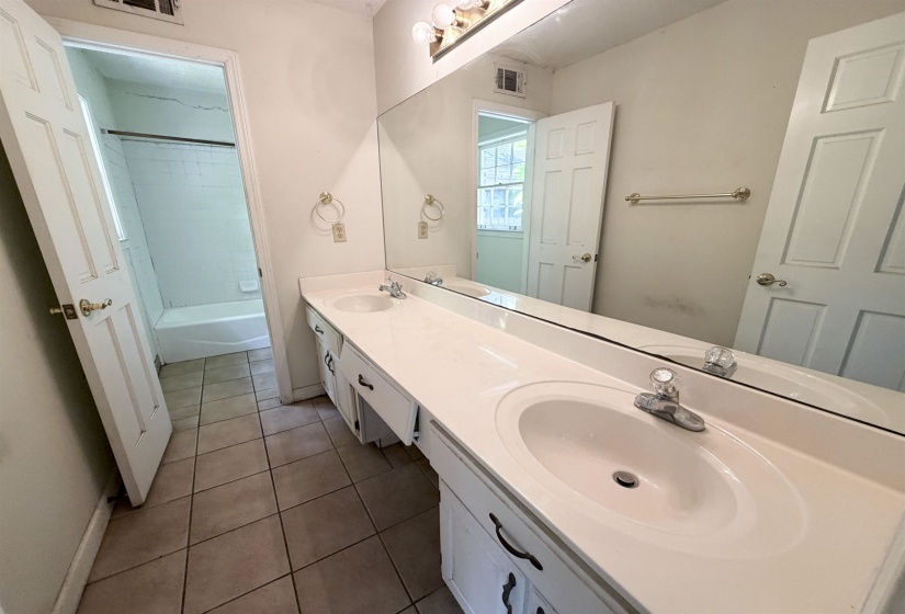 7685 MCHENRY CIR, Germantown, Tennessee 38138, 4 Bedroom Bedrooms, 9 Room Rooms,3 BathroomBathrooms,Residential,For Sale,MCHENRY,0,10229485
