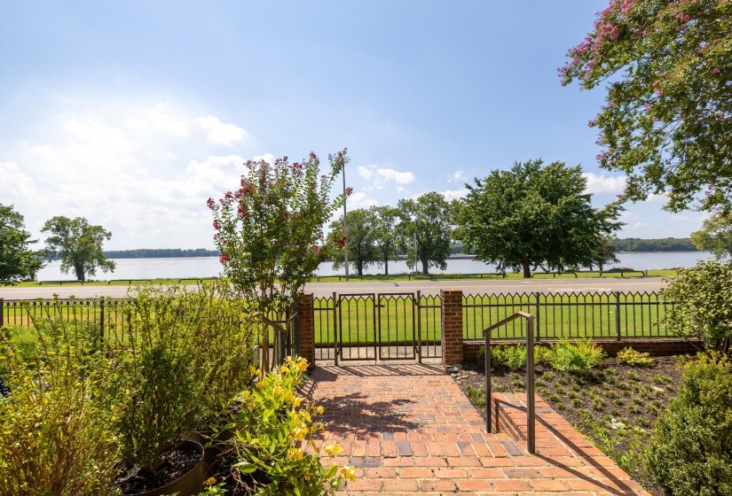 954 ISLAND DR, Memphis, Tennessee 38103, 3 Bedroom Bedrooms, 8 Room Rooms,4 BathroomBathrooms,Residential,For Sale,ISLAND,0,10229496