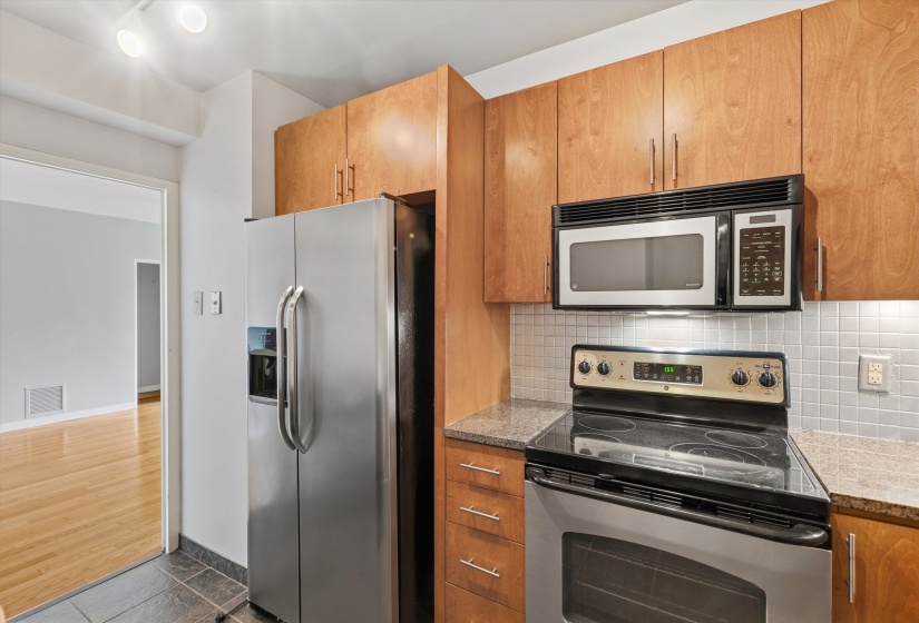 2195 POPLAR AVE, Memphis, Tennessee 38104, 2 Bedroom Bedrooms, 4 Room Rooms,2 BathroomBathrooms,Residential,For Sale,POPLAR,0,10229525