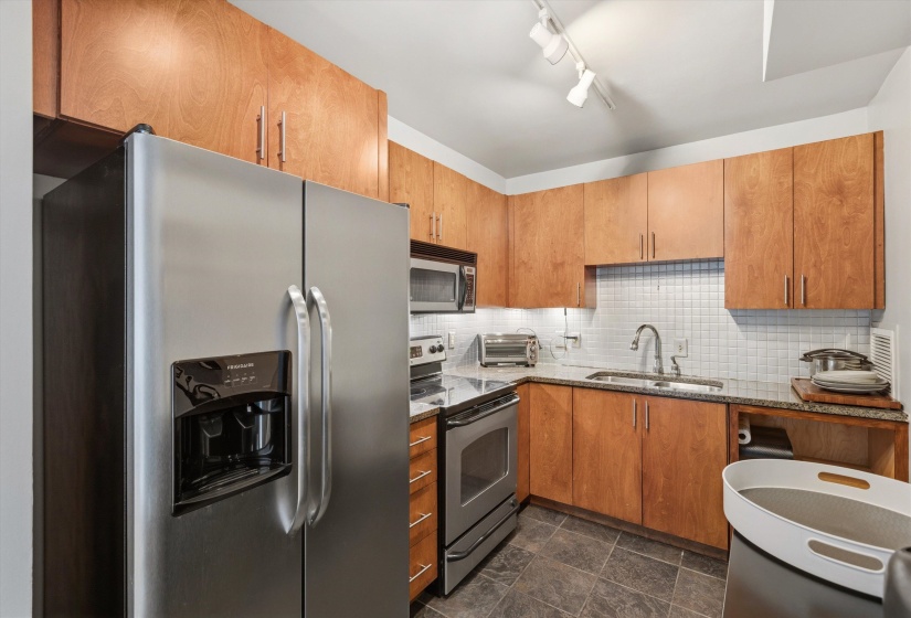 2195 POPLAR AVE, Memphis, Tennessee 38104, 2 Bedroom Bedrooms, 4 Room Rooms,2 BathroomBathrooms,Residential,For Sale,POPLAR,0,10229525