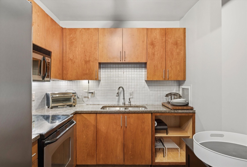 2195 POPLAR AVE, Memphis, Tennessee 38104, 2 Bedroom Bedrooms, 4 Room Rooms,2 BathroomBathrooms,Residential,For Sale,POPLAR,0,10229525