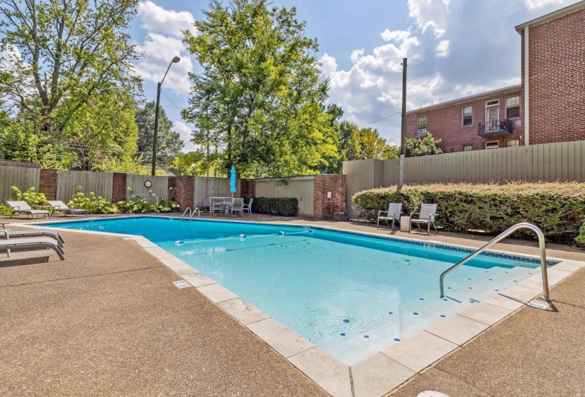 2195 POPLAR AVE, Memphis, Tennessee 38104, 2 Bedroom Bedrooms, 4 Room Rooms,2 BathroomBathrooms,Residential,For Sale,POPLAR,0,10229525