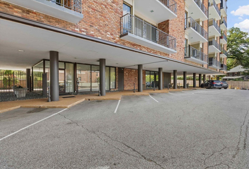 2195 POPLAR AVE, Memphis, Tennessee 38104, 2 Bedroom Bedrooms, 4 Room Rooms,2 BathroomBathrooms,Residential,For Sale,POPLAR,0,10229525