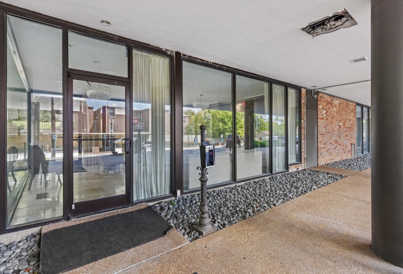 2195 POPLAR AVE, Memphis, Tennessee 38104, 2 Bedroom Bedrooms, 4 Room Rooms,2 BathroomBathrooms,Residential,For Sale,POPLAR,0,10229525
