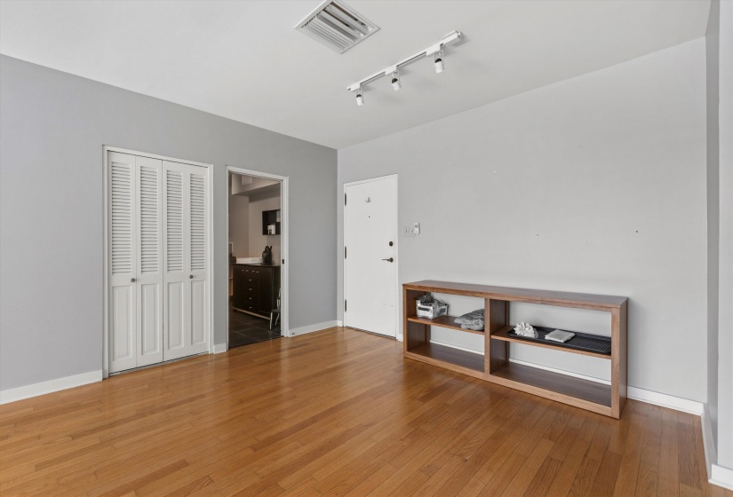 2195 POPLAR AVE, Memphis, Tennessee 38104, 2 Bedroom Bedrooms, 4 Room Rooms,2 BathroomBathrooms,Residential,For Sale,POPLAR,0,10229525