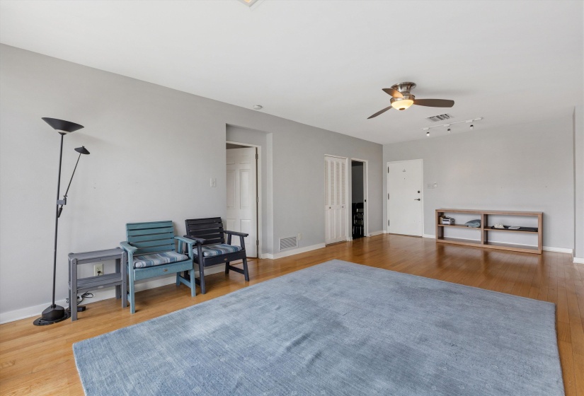 2195 POPLAR AVE, Memphis, Tennessee 38104, 2 Bedroom Bedrooms, 4 Room Rooms,2 BathroomBathrooms,Residential,For Sale,POPLAR,0,10229525