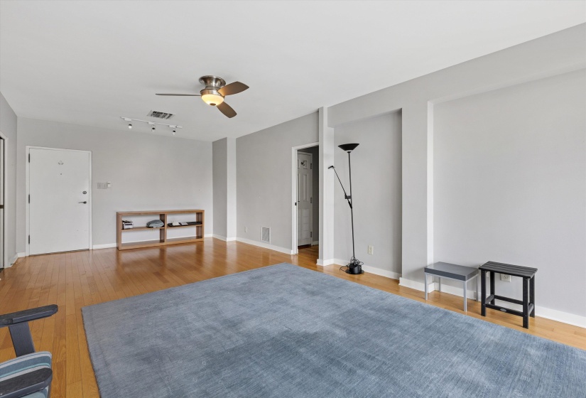 2195 POPLAR AVE, Memphis, Tennessee 38104, 2 Bedroom Bedrooms, 4 Room Rooms,2 BathroomBathrooms,Residential,For Sale,POPLAR,0,10229525