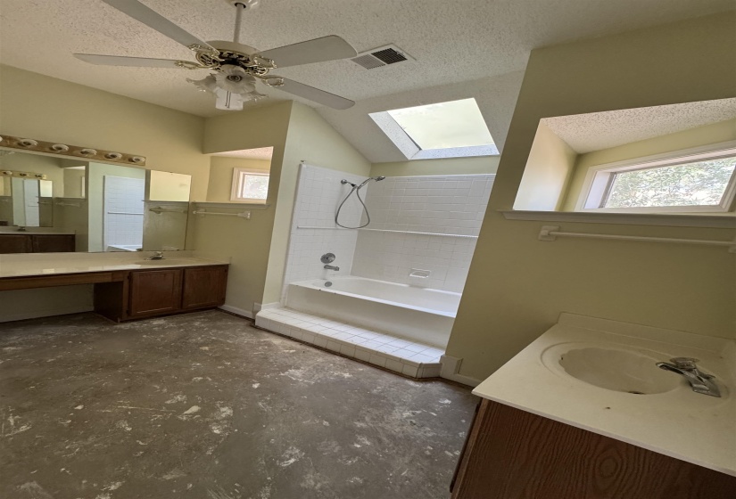 2524 LAURELCREST DR, Memphis, Tennessee 38133, 3 Bedroom Bedrooms, 5 Room Rooms,2 BathroomBathrooms,Residential,For Sale,LAURELCREST,0,10229563
