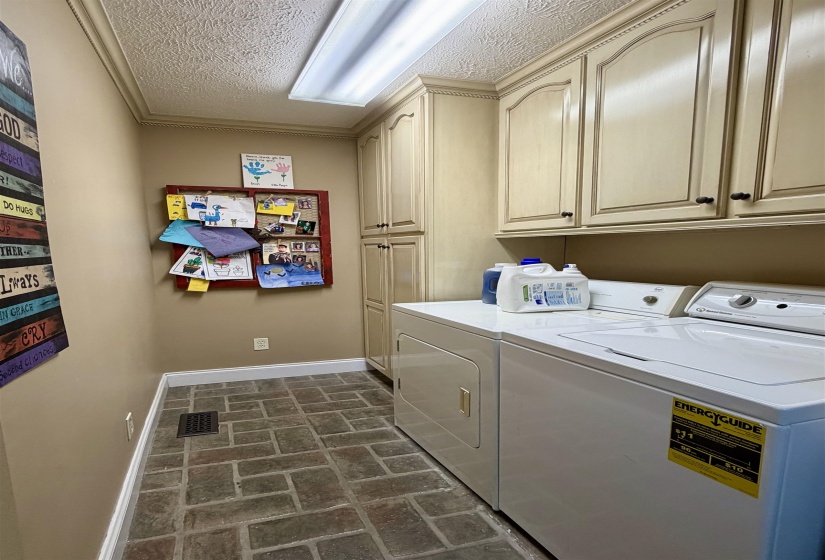 835 TWIN VIEW CIR, Selmer, Tennessee 38375-6018, 3 Bedroom Bedrooms, 12 Room Rooms,4 BathroomBathrooms,Residential,For Sale,TWIN VIEW,0,10229573