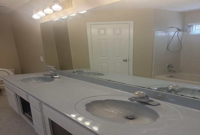 1655 OAKEN BUCKET DR, Memphis, Tennessee 38016, 3 Bedroom Bedrooms, 6 Room Rooms,2 BathroomBathrooms,Rental Properties,For Sale,OAKEN BUCKET,0,10229603