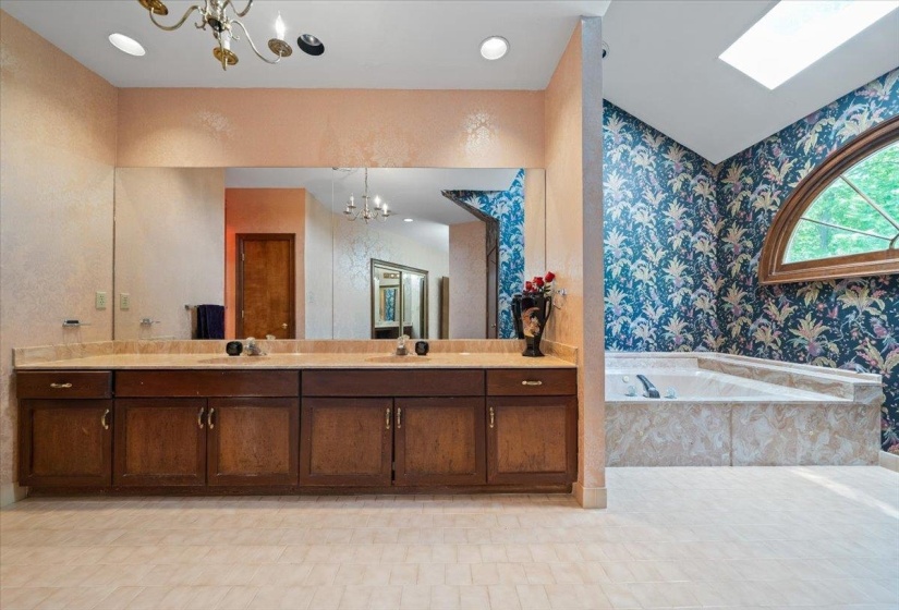 5992 MANOR CV, Memphis, Tennessee 38120, 6 Bedroom Bedrooms, 12 Room Rooms,4 BathroomBathrooms,Residential,For Sale,MANOR,0,10220862