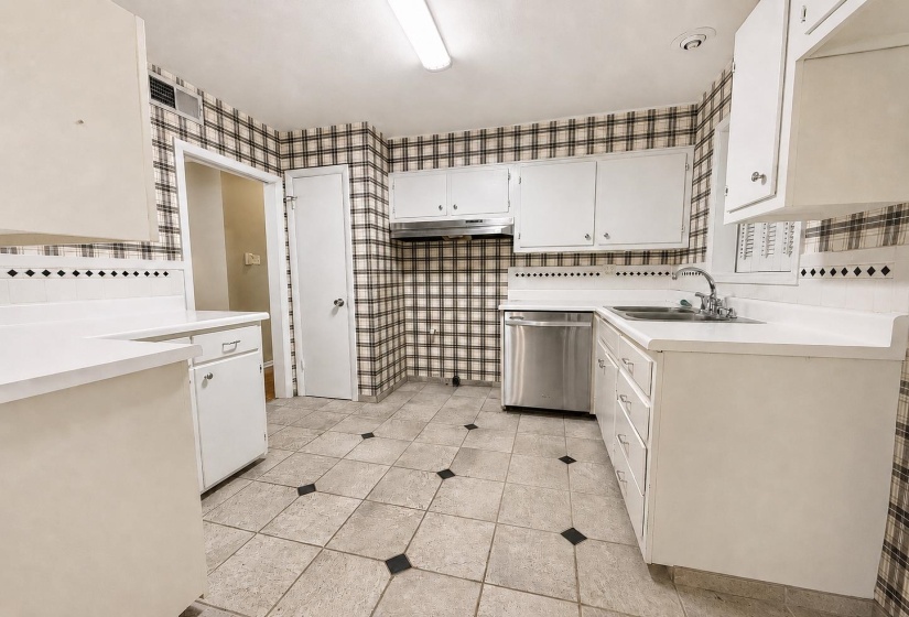 4184 LANSFORD DR, Memphis, Tennessee 38128, 5 Bedroom Bedrooms, 10 Room Rooms,3 BathroomBathrooms,Residential,For Sale,LANSFORD,0,10229580