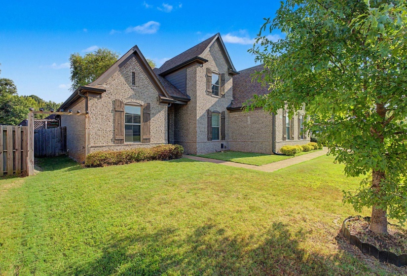 9082 OAKVALE DR, Cordova, Tennessee 38016, 4 Bedroom Bedrooms, 7 Room Rooms,3 BathroomBathrooms,Residential,For Sale,OAKVALE,0,10229587