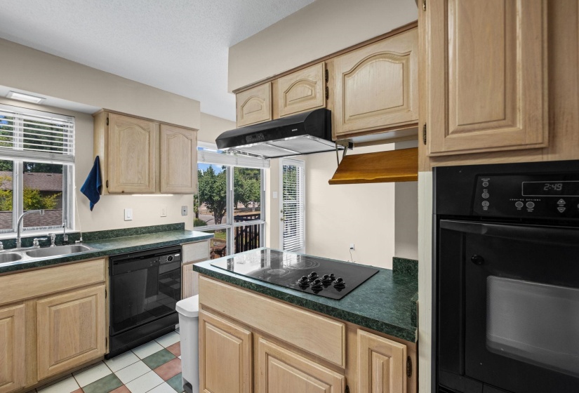 439 PERKINS RD, Memphis, Tennessee 38117, 3 Bedroom Bedrooms, 6 Room Rooms,2.1 BathroomBathrooms,Residential,For Sale,PERKINS,0,10229601