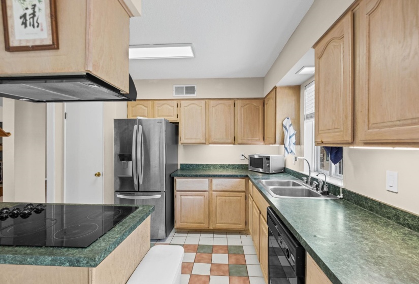439 PERKINS RD, Memphis, Tennessee 38117, 3 Bedroom Bedrooms, 6 Room Rooms,2.1 BathroomBathrooms,Residential,For Sale,PERKINS,0,10229601