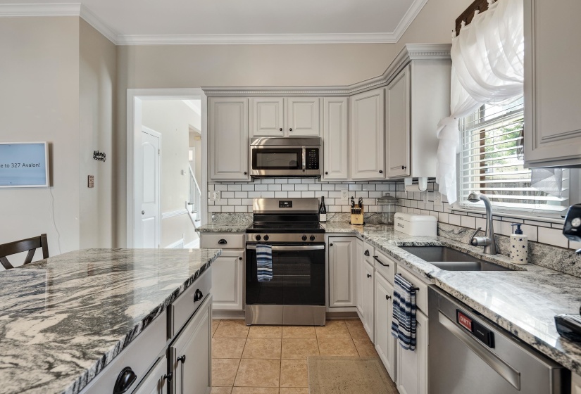 327 AVALON ST, Memphis, Tennessee 38112, 4 Bedroom Bedrooms, 8 Room Rooms,2.1 BathroomBathrooms,Residential,For Sale,AVALON,0,10229602