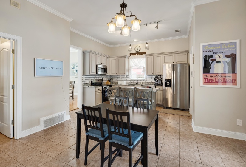 327 AVALON ST, Memphis, Tennessee 38112, 4 Bedroom Bedrooms, 8 Room Rooms,2.1 BathroomBathrooms,Residential,For Sale,AVALON,0,10229602
