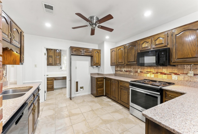 2425 FAIRWAY OAKS DR, Bartlett, Tennessee 38134, 3 Bedroom Bedrooms, 7 Room Rooms,2 BathroomBathrooms,Residential,For Sale,FAIRWAY OAKS,0,10229613
