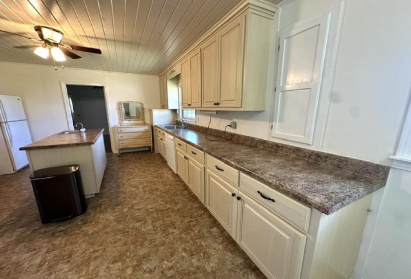 1105 PINHOOK DR, Savannah, Tennessee 38372, 3 Bedroom Bedrooms, 8 Room Rooms,1.1 BathroomBathrooms,Residential,For Sale,PINHOOK,0,10229627